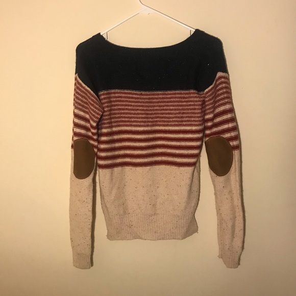 Perfect fall sweater with shoulder pad detail. - Picture 2 of 3